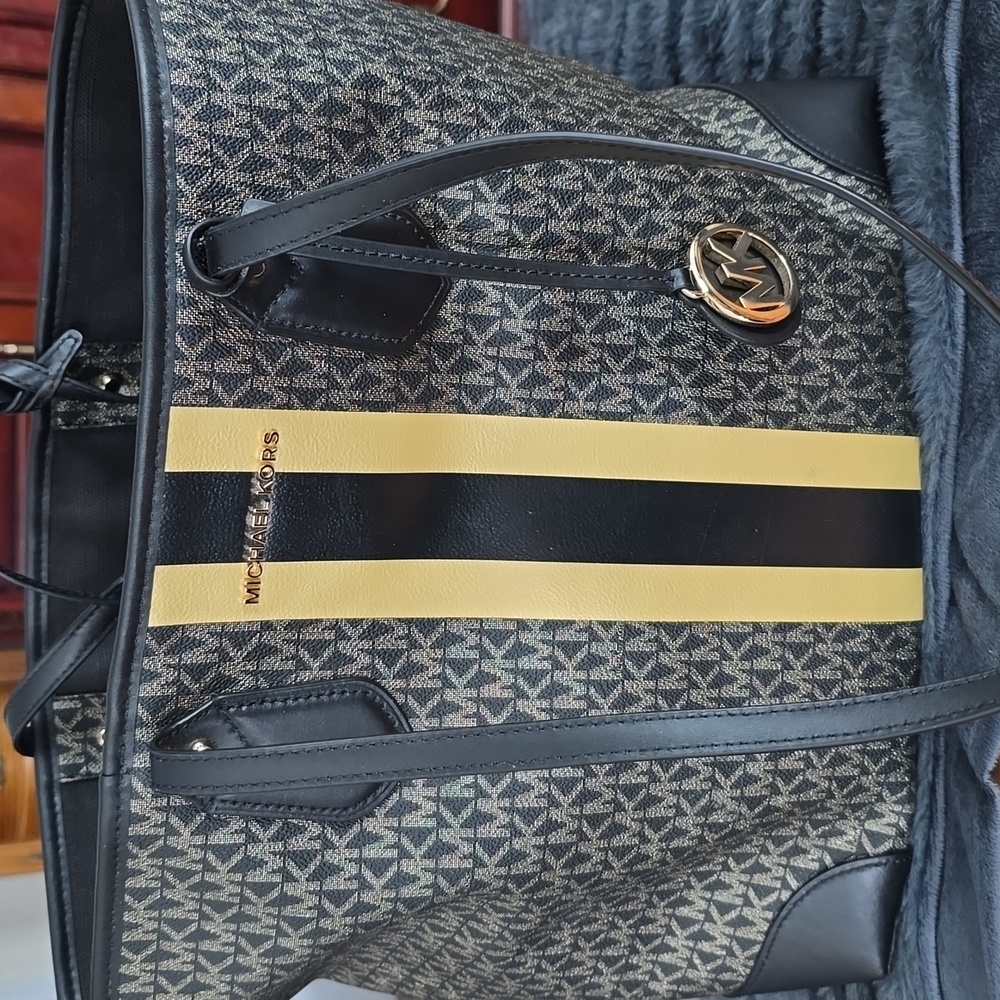 Michael Kors Large Tote With Small Insert Bag.Non… - image 1